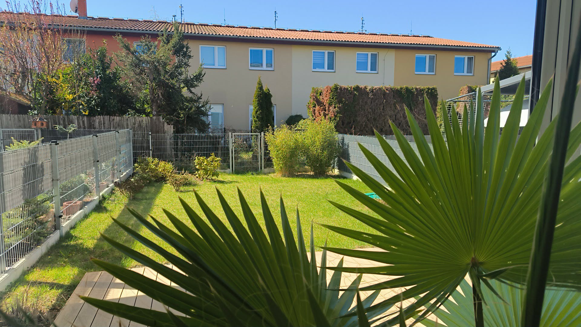 Obývací pokoj s výhledem na terasu