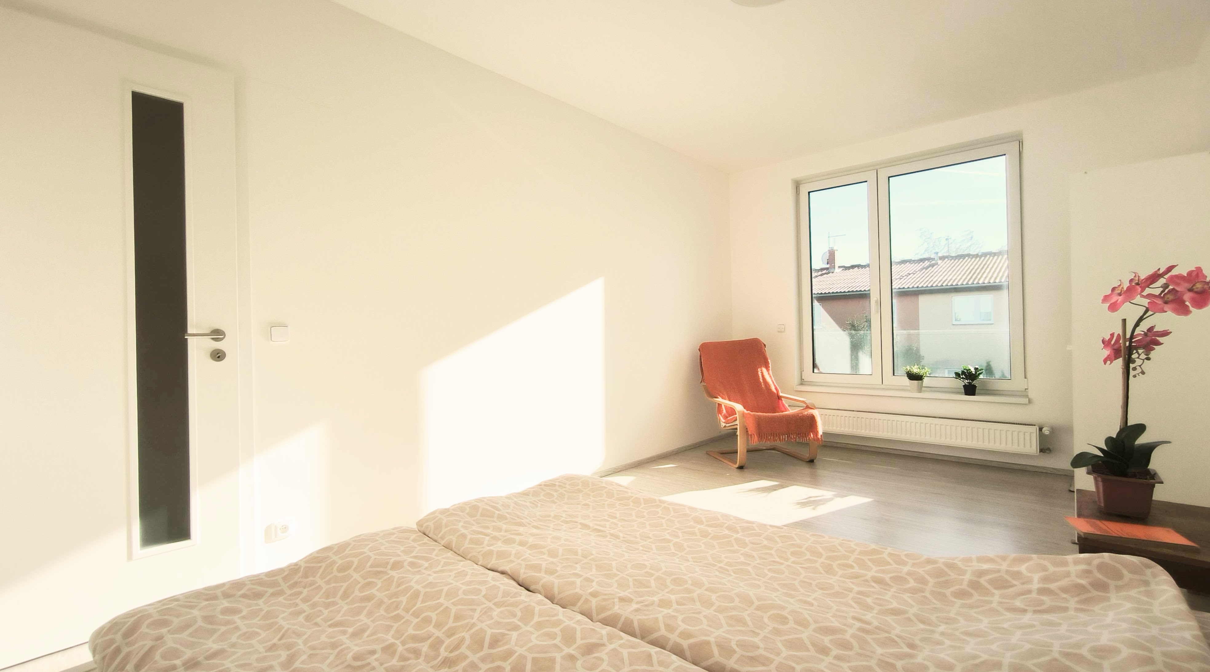 Ložnice s velkým oknem do zahrady